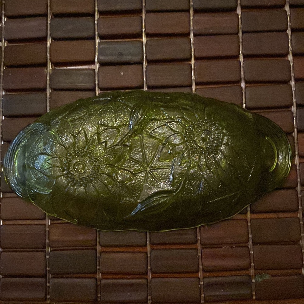 Vintage green crystal dish with sunflower cut flower design - Picture 2 of 3